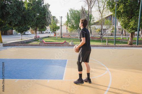 Young Hispanic basketball player in practice session © Juan García