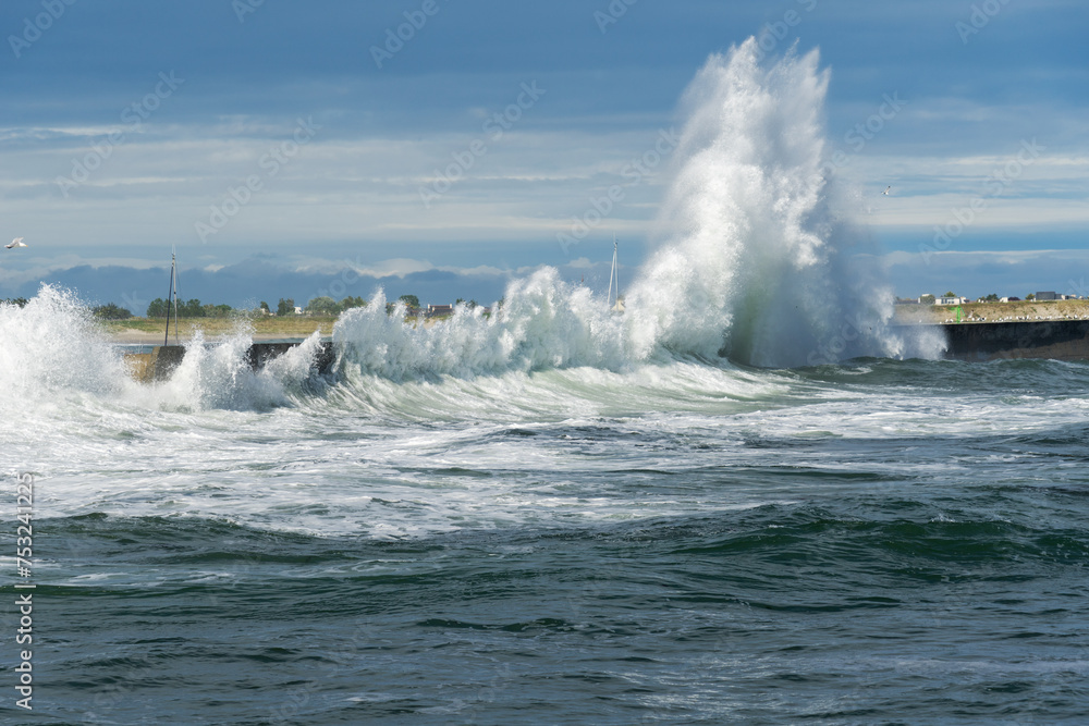 D'immenses vagues s'écrasent avec fracas contre la jetée de Lesconil, dans le Finistère en Bretagne, témoignant de la puissance de l'océan en furie.