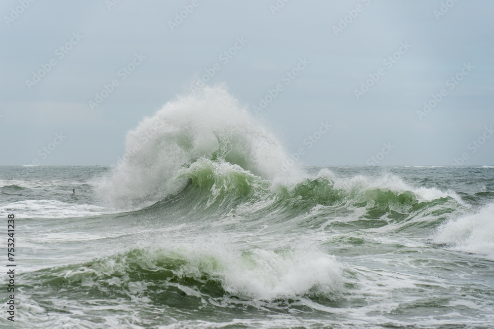 Les vagues de l'Atlantique grondent à Lesconil, dans le Finistère sud de Bretagne, offrant un spectacle saisissant où le ressac caresse la côte avec puissance et grâce.