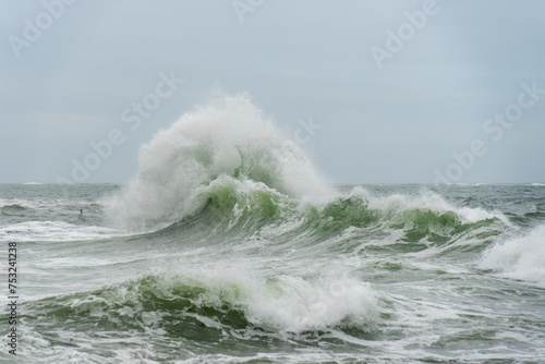 Les vagues de l'Atlantique grondent à Lesconil, dans le Finistère sud de Bretagne, offrant un spectacle saisissant où le ressac caresse la côte avec puissance et grâce.