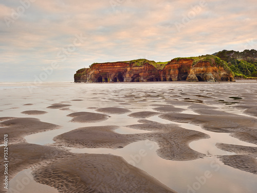 Küste bei den Three Sisters, Taranaki, Nordinsel, Neuseeland, Ozeanien photo