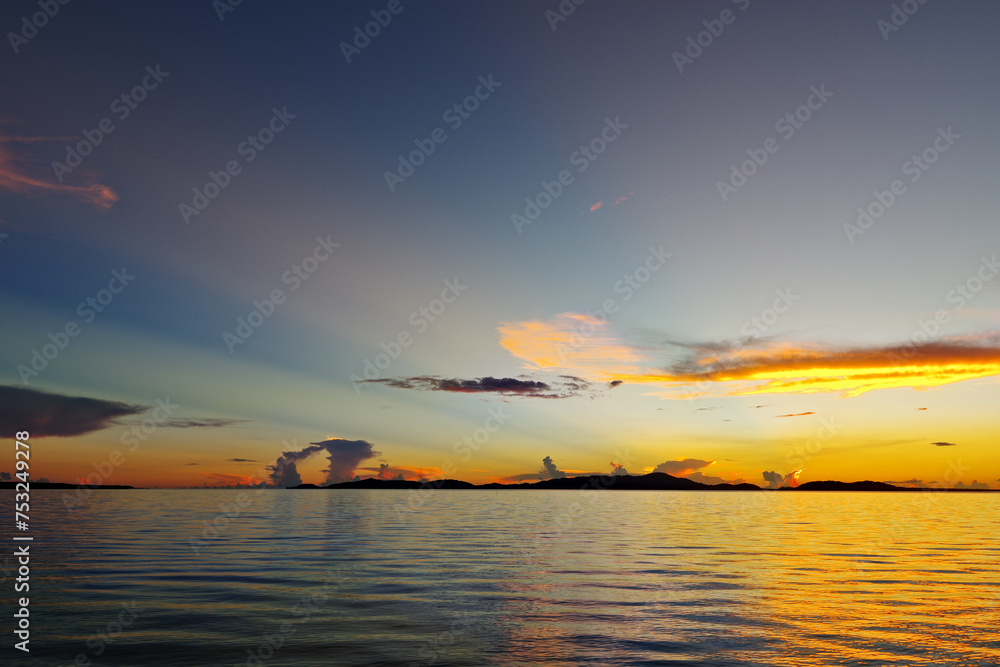 沖縄県小浜島　トゥマールビーチから見る夜明け