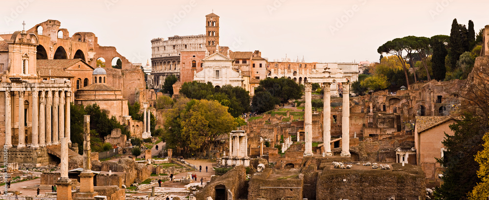 Italien; Rom, Colosseo; Foro Romano; Forum Romanum; Kolosseum; Santa Francesca Romana; Tempel des Antoninus und der Faustina; Tempel von Castor und Pollux