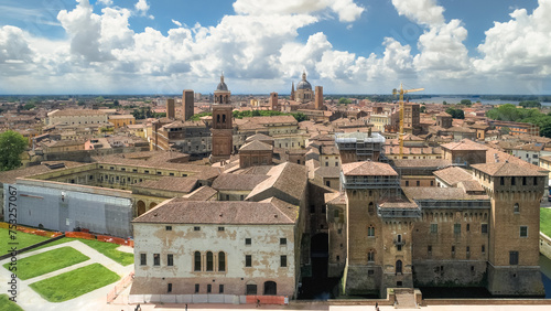 visuale aerea della parte storica di mantova