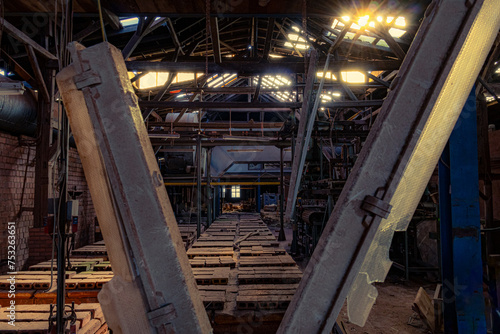 Eine alte stillgelegte Ziegelsteinfabrik, durch das offene Dach scheint die Sonne hinein