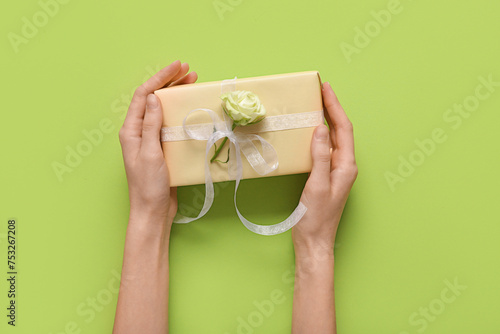 Hands holding yellow gift b...