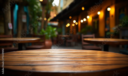 Acercamiento a una mesa rústica de madera vacía en un hermoso restaurante mexicano photo