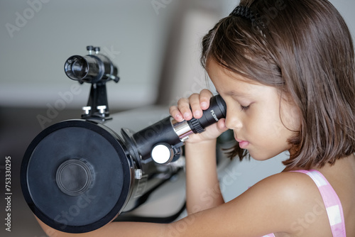 A Infância Astronômica explorando o Universo com um Telescópio. photo