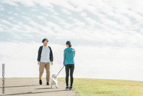 公園で犬の散歩をする家族・夫婦・カップル・男女 