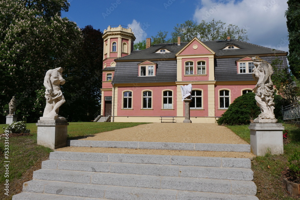 Treppe mit Skulpturen und Altes Schloss im Kromlauer Park