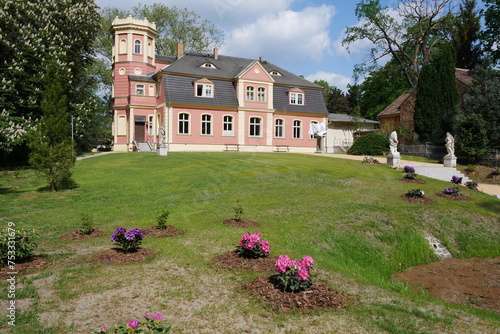 Rhododendron und Altes Schloss im Kromlauer Park photo