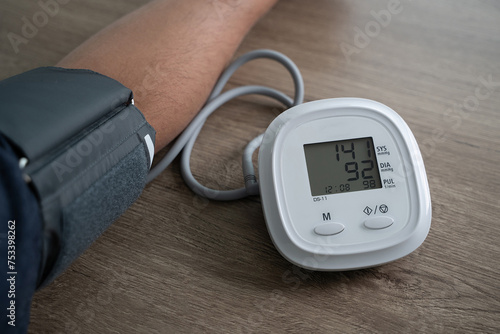 Fotografía man checking blood pressure Health check blood pressure and heart rate at home