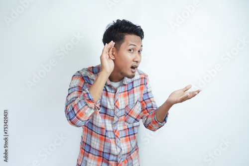Foto Adult Asian man looking camera and doing can not hear gesture