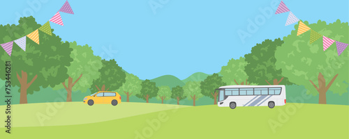 新緑の風景　並木道を走る車とバス
