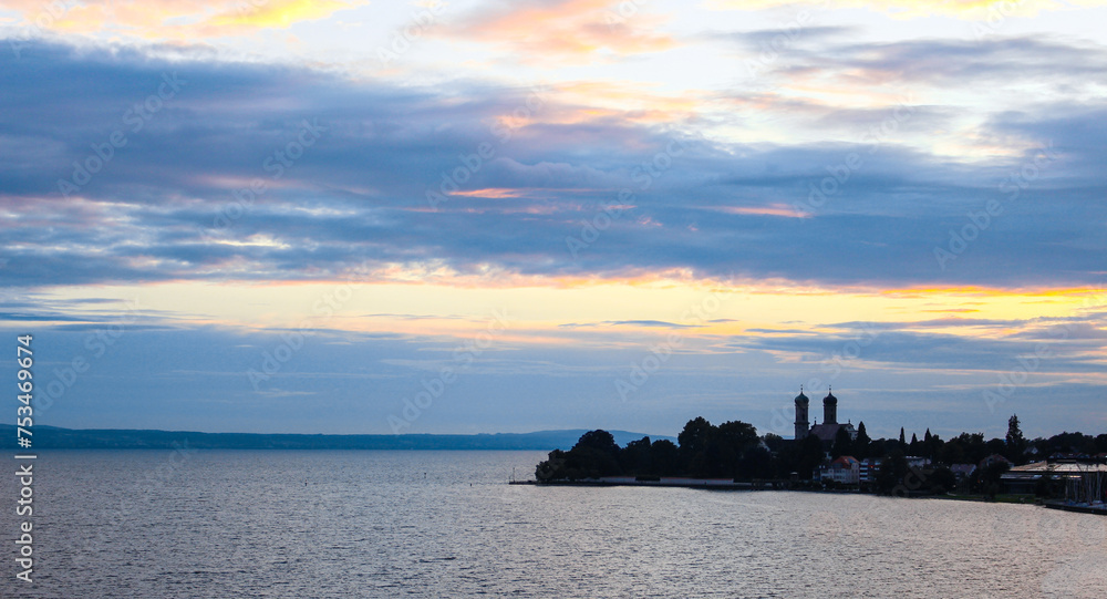 Fototapeta premium Sonnenuntergang am Bodensee mit leuchtendem Himmel