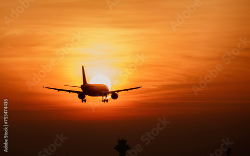 Flugzeug fliegt dem Sonnenuntergang entgegen
