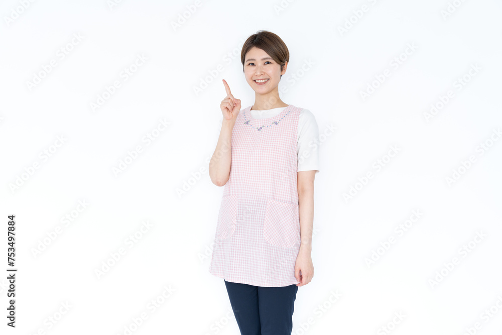 エプロンをつけた日本人女性