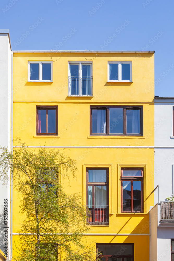 Altes, gelbes Wohngebäude, Rückansicht mit Fenstern, Bremen, Deutschland