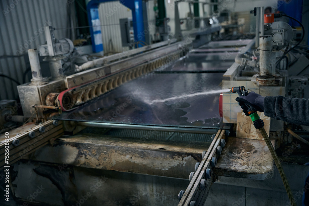 Washing glass in window production Washing glass in window production