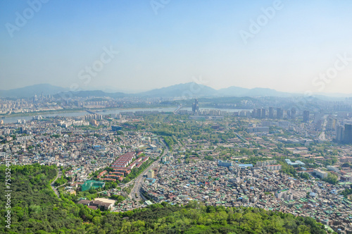 韓国ソウルの南山タワーから見たソウル市街風景 © Keni