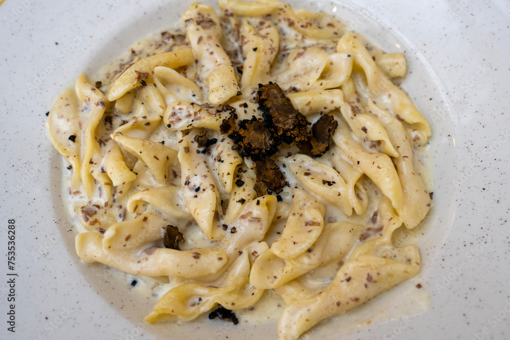 Αυτοκόλλητο fuzi istrian pasta with black truffle tartufo mashroom and cream traditional foo