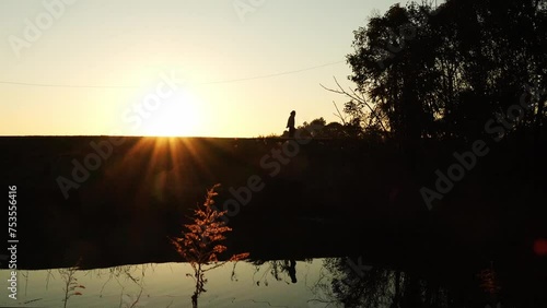 “日の出(朝日)”の中を“歩く人”川の水面に映る人が美しい風景です。日常の風景の美しさです。
It is a beautiful scenery of people walking in the sunrise and reflected in the river water. The beauty of everyday scenery