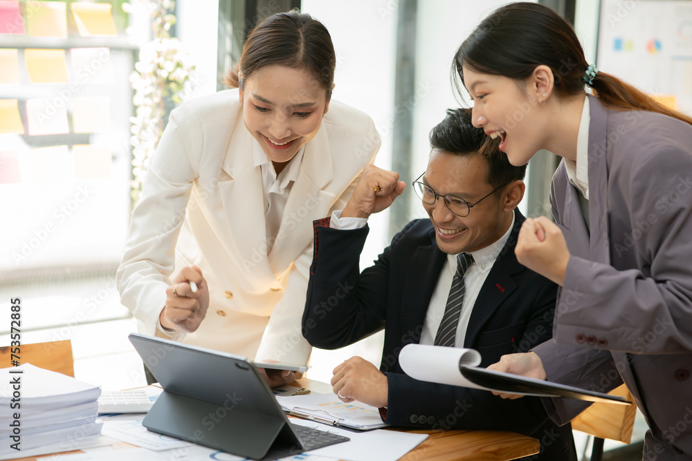 Asian business presents to explain the graph work on the whiteboard. Consulting, discussing, exchanging knowledge. Asian business presents to explain the graph work on the whiteboard. Consulting, discussing, exchanging knowledge.