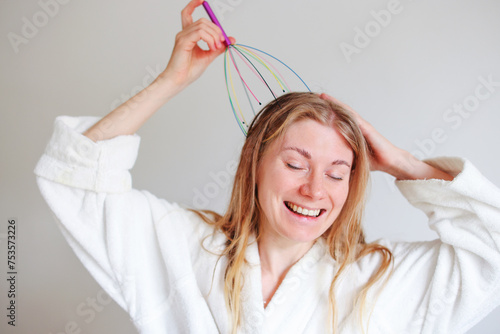 Girl use Manual Head Massager of Steel wire photo