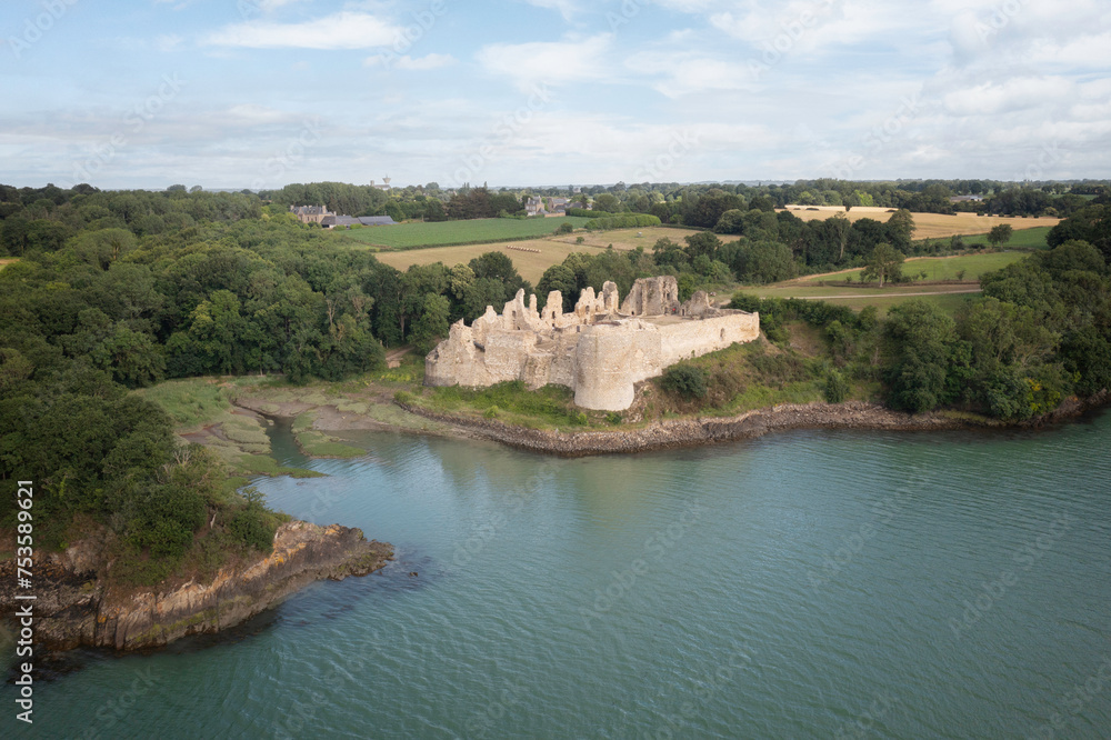 Les ruines du chateau du Guildo dans les Côtes d'Armor en Bretagne