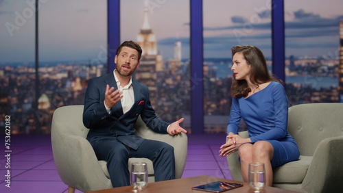 Foto Two presenter talking tv show sitting armchairs studio
