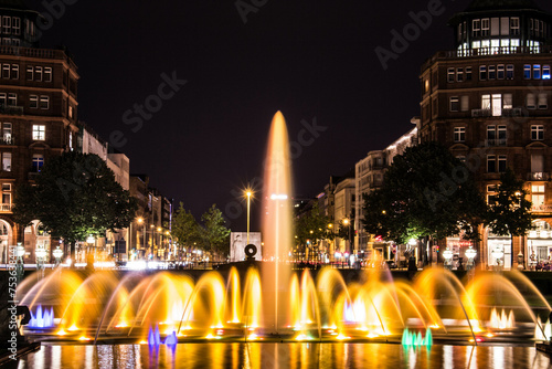 Beleuchteter Brunnen in einem Park