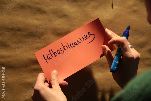 Schilderij op canvas Auf einer Roten Moderationskarte in Händen gehalten steht Mitbestimmung