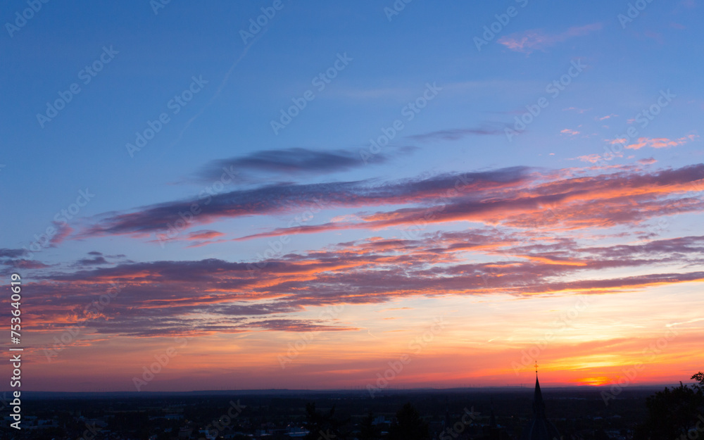 Bunt leuchtende Wolken bei Sonnenuntergang