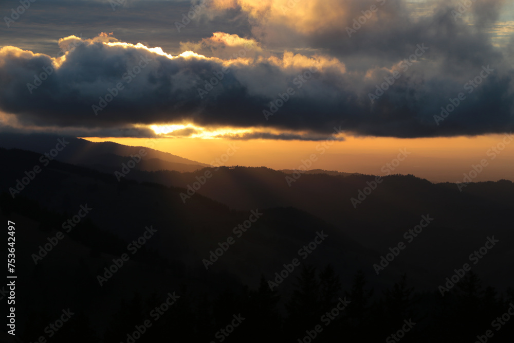 dramatischer Sonnenuntergang im Schwarzwald, Schauinsland in der nähe von Hofsgrund, Deutschland