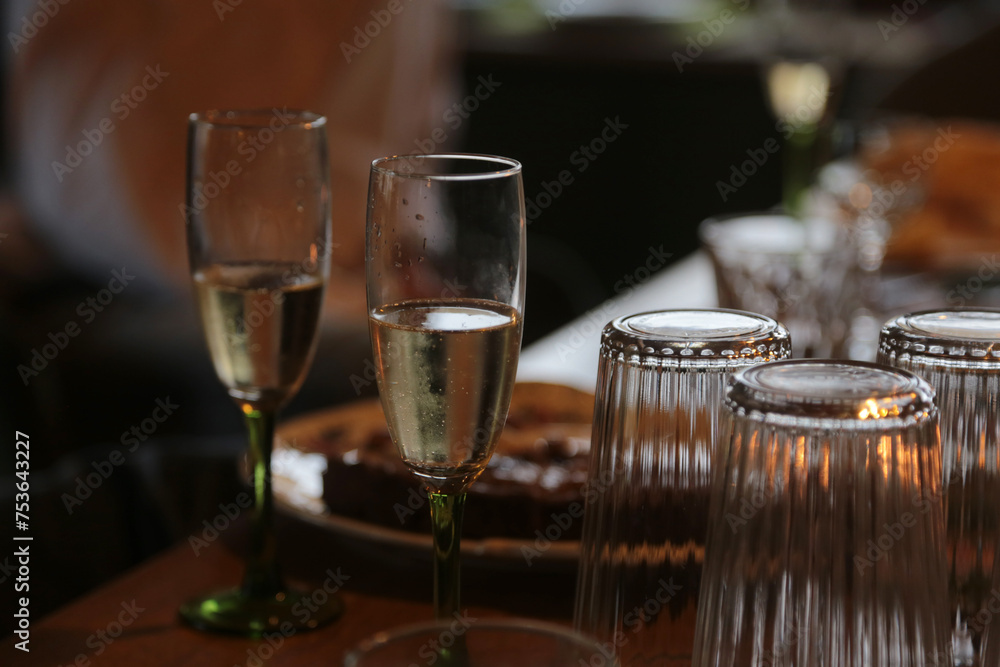 Sektgläser gefüllt mit sekt auf einem Tisch Sektgläser gefüllt mit sekt auf einem Tisch