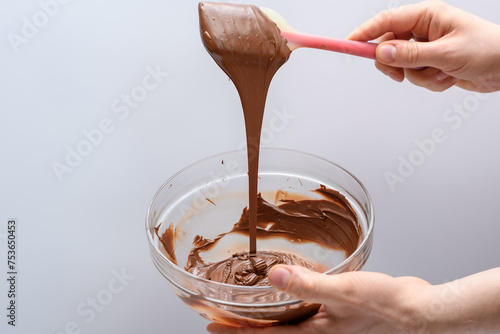 Proces temperowania czekolady, mieszanie rozpuszczonej czekolady silikonową szpatułką kuchenną