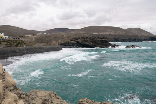 Fale na oceanie Atlantyckim, Wyspy Kanaryjskie, Fuerteventura, El Cotillo © Michał