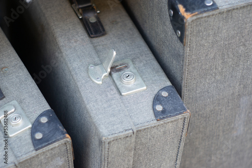 Vieilles valises avec gros plan sur la serrure, valise,valises,vieilles,vintage,design,carton,tissu,serrure,lot,détail.plein cadre,extérieur,groupe,ancienne,ancien,vieille,vieux,