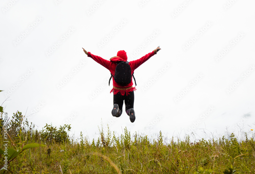 el turismo y el concepto de viaje.modo de vida saludable	
Libertad invernal Salto de alegría entre nubes blancas