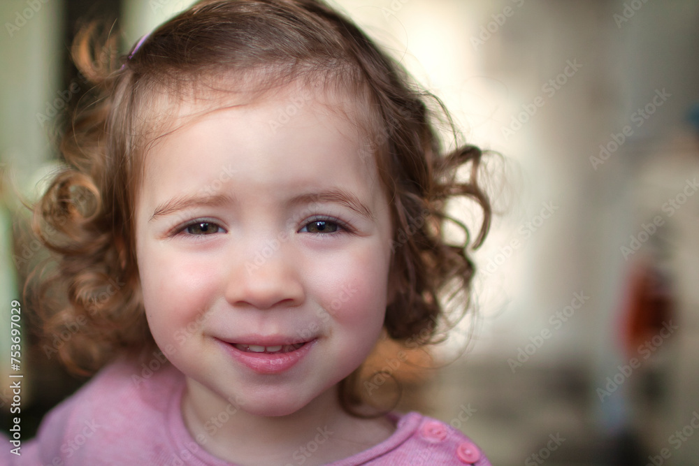 retrato primer plano niña rubia pelo corto retrato primer plano niña rubia pelo corto