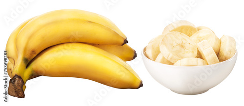 penca de banana maduras acompanhado de tigela com fatias de banana descascada isolado em fundo transparente