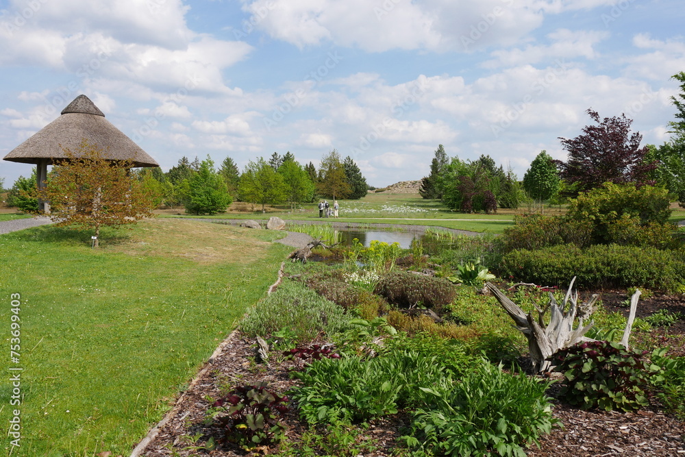 Garten, Wiese und Pavillon im Lausitzer Findlingsgarten Nochten Stock