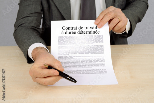 Concept de contrat de travail à durée déterminée présenté par un employeur avec un stylo pour la signature photo
