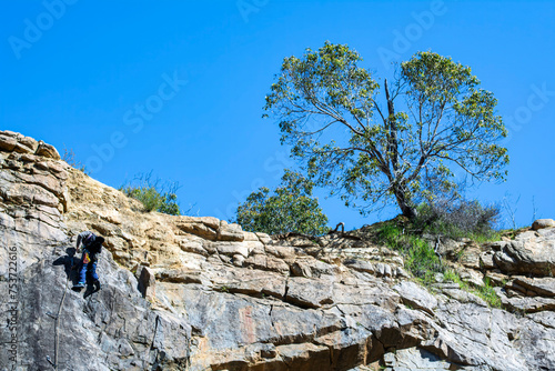 Obraz na płótnie A man rock-climbing extreme sport, w salonie