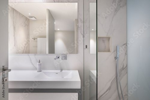 casa de banho  obra nova  com lavat  rio chuveiro e espelho  minimalista  branca.