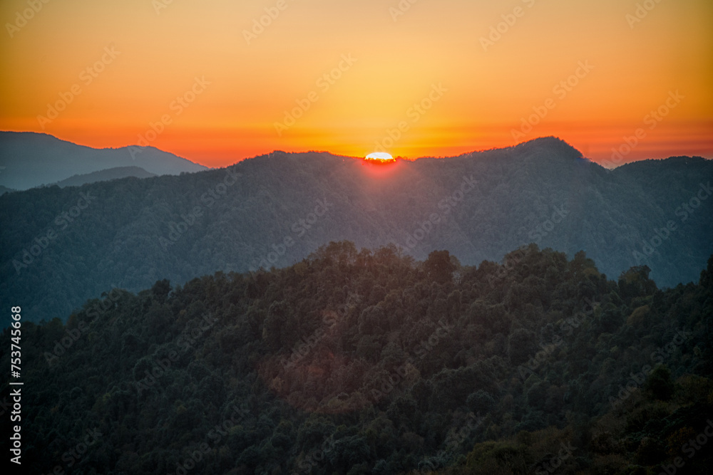 Obraz premium Sun Kissed Horizon at Dusk, Poon Hill, Nepal