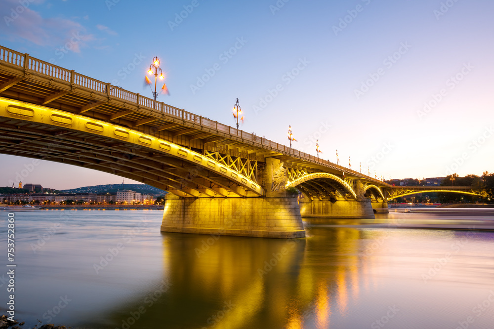 Fototapeta premium Margaret bridge in the evening
