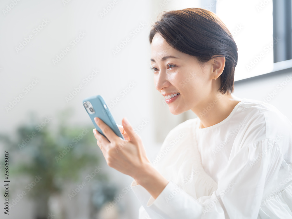 スマホを使う女性 スマホを使う女性