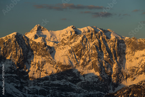 Der Sonnenaufgang lässt die schneebedeckten Gipfel von Birkkarspitze und Ödkarspitze im Karwendelgebirge erstrahlen,Tirol,Österreich photo