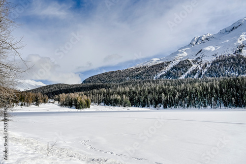 St. Moritz, St. Moritzersee, Dorf, Oberengadin, Winterwanderweg, Winter, Stazerwald, Schneedecke, Langlauf, Rosatschgruppe, Eisfläche, Uferweg, Wintersport, Alpen, Graubünden, Schweiz photo